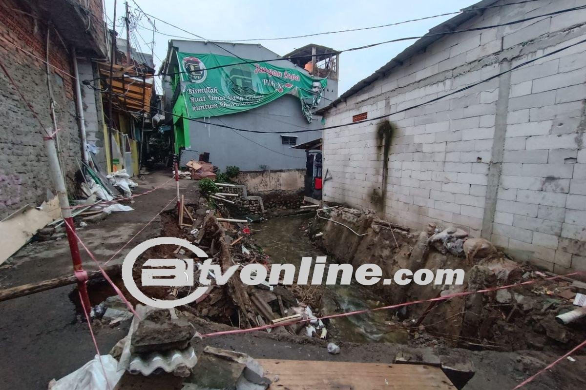 Bangunan di Kramatjati Roboh, Dua Ibu Ikut Terjatuh