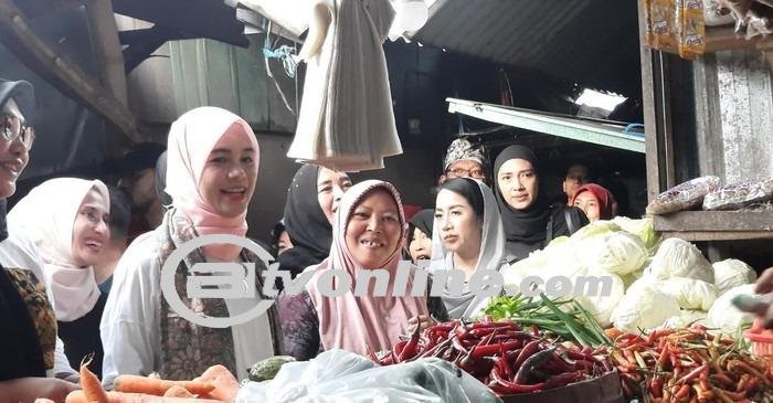 Siti Atikoh Blusukan ke Pasar Bareng Jombang, Pedagang Tanyakan Isu Stunting
