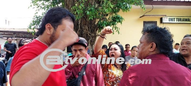 Bentangkan Spanduk Dukungan ke Paslon 03 Saat Kunjungan Jokowi, Ade Hermawan Dianiaya