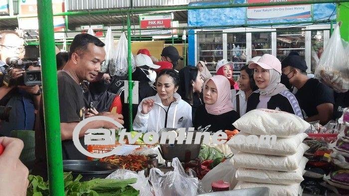 Atikoh dan Krisdayanti Memuji Keteraturan dan Kualitas Produk di Pasar Oro Oro Dowo Malang