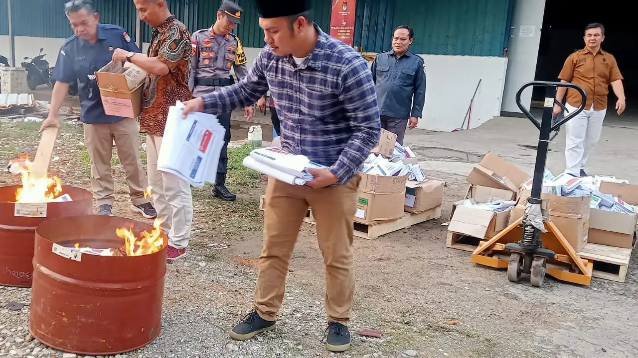 Jelang Pencoblosan KPU Batam Musnahkan 7.148 Surat Suara