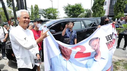 Momen Unik, Ganjar Ajak Pendukung Prabowo Makan Bersama