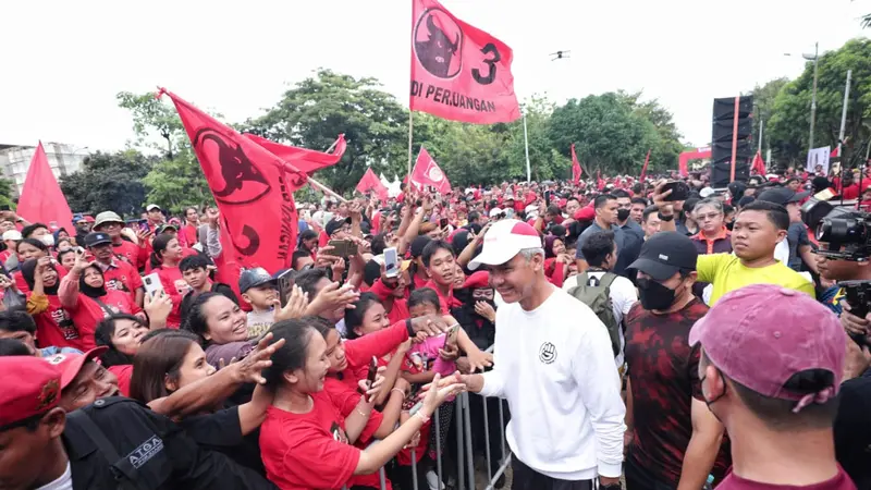 Antusiasme Masyarakat Dalam Penguin Fun Walk Bersama Capres Ganjar Pranowo