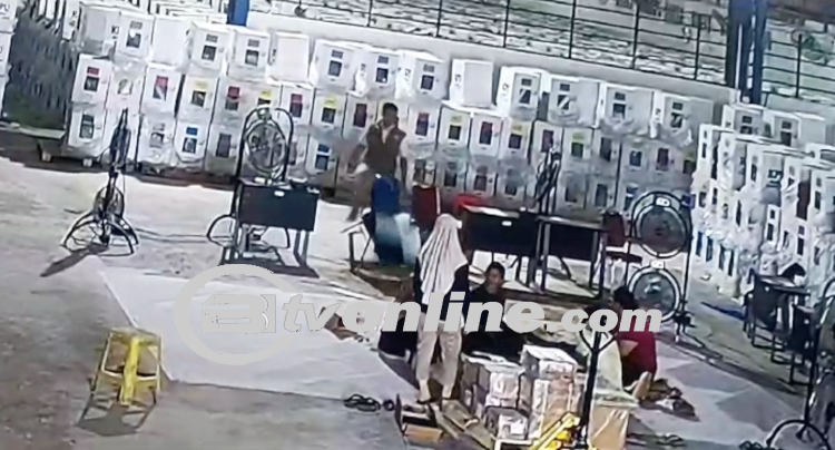 Viral! Ketua KPU Batam Memukul dan Banting Meja di Gudang Logistik
