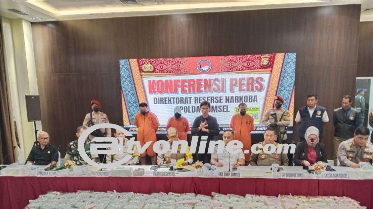 Polisi Tangkap Kurir Narkoba dan Sita 131 Ribu Butir Pil Ekstasi