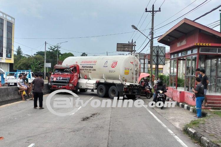 Truk Elpiji Alami Rem Blong, Kecelakaan di Lampu Merah Melibatkan 4 Kendaraan