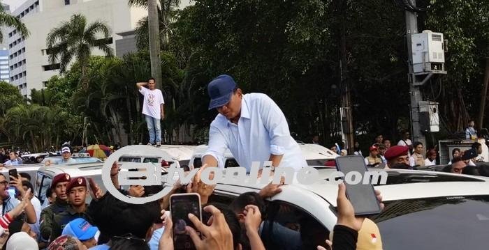 Usai Kampanye di GBK Prabowo Salami Pendukung dari Atas Mobil 