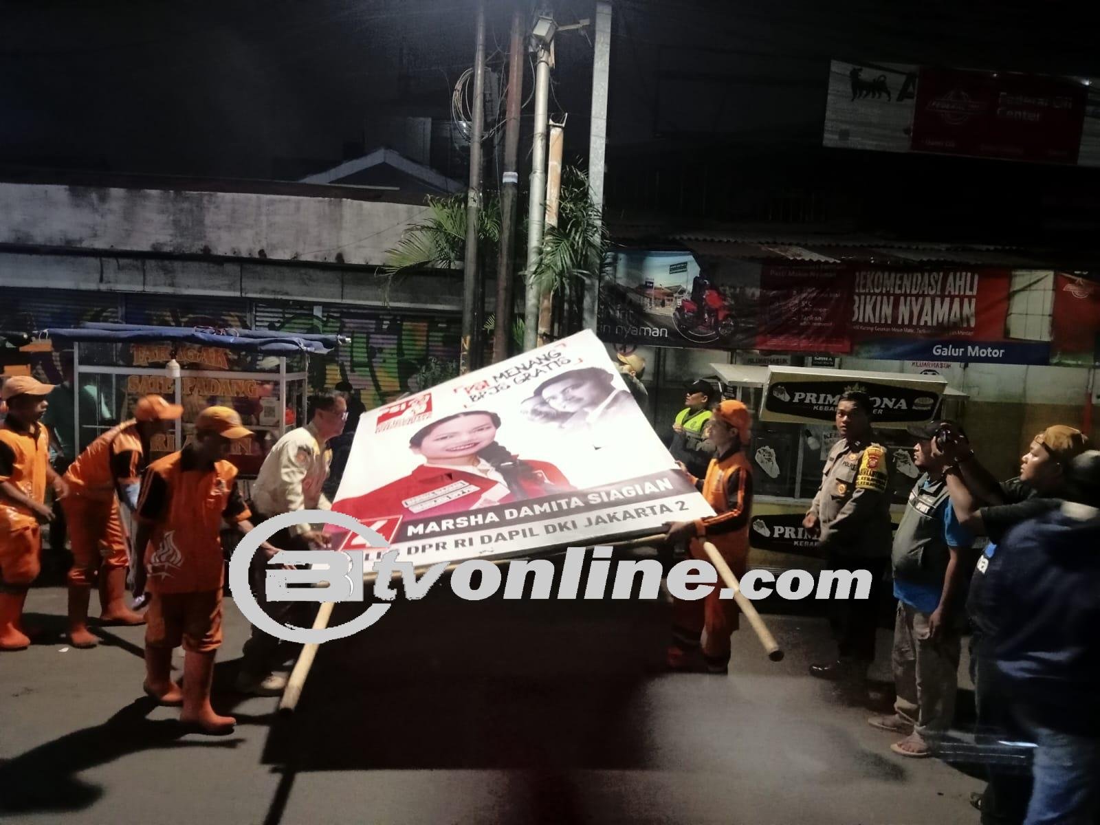 Satpol PP Kel. Kemayoran Laksanakan Penertiban APK Pemilu 2024