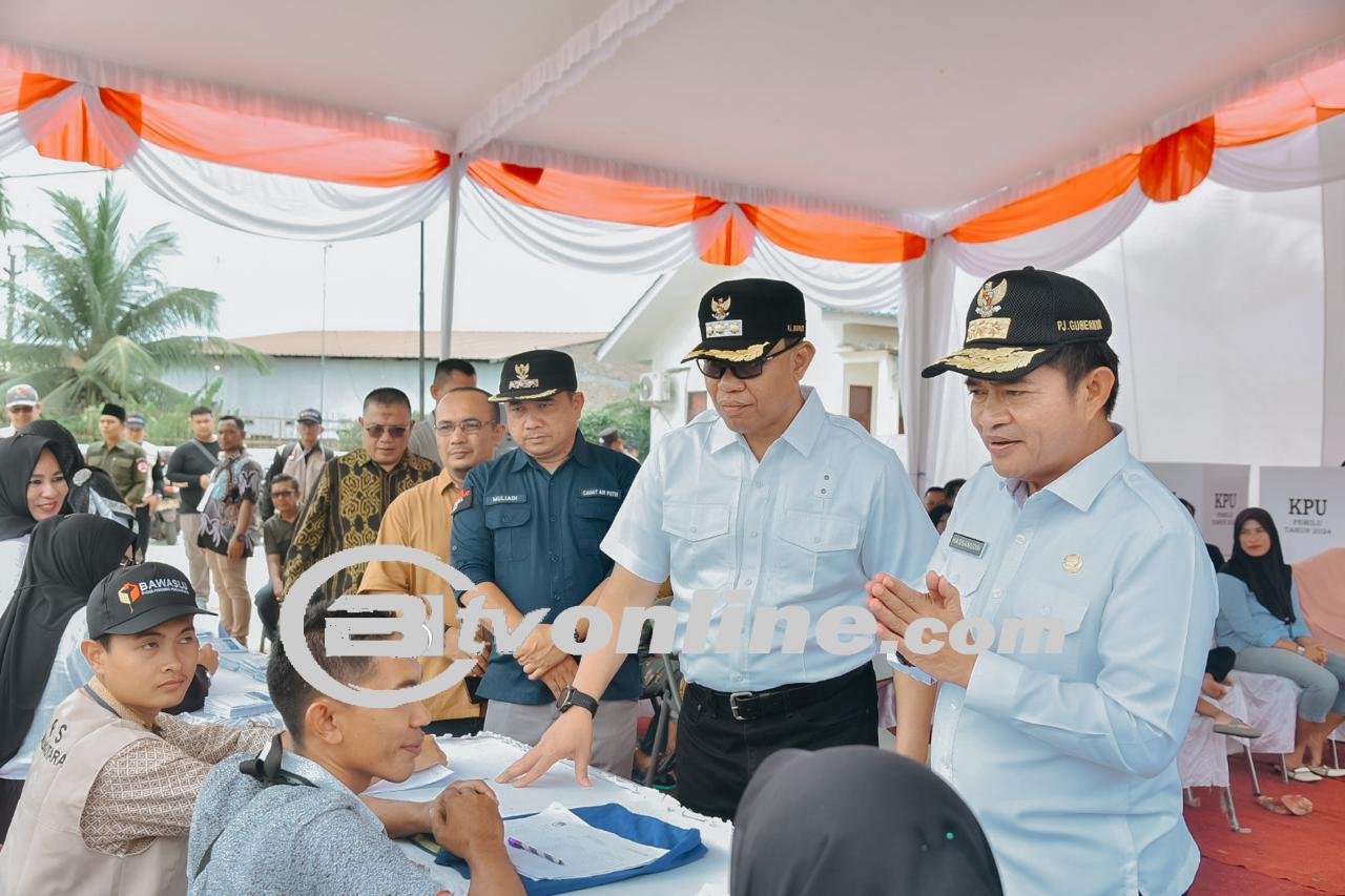 Pj. Gubsu Bersama Pj. Bupati Batu Bara Pantau Pemilu di Kecamatan Air Putih
