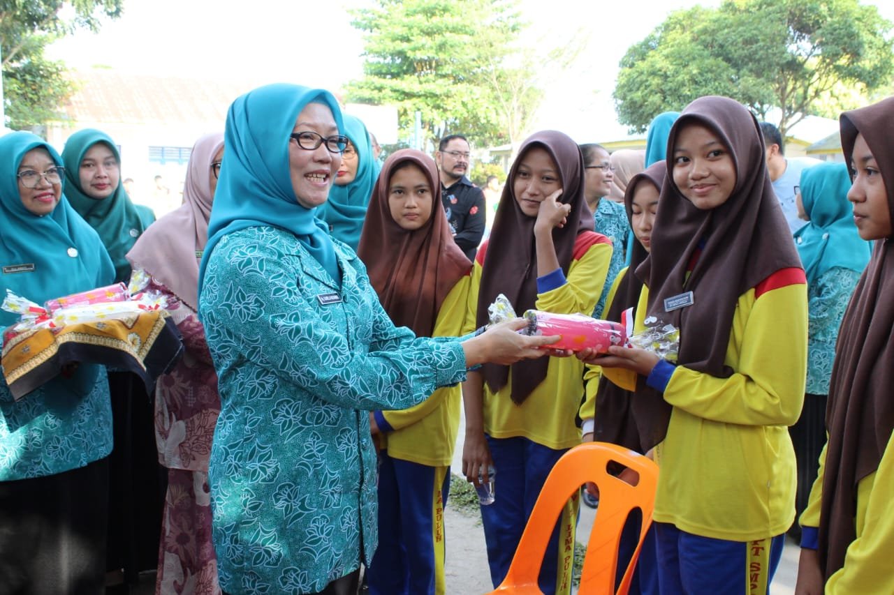Cegah Stunting, Pj. Ketua TP PKK Batu Bara Berikan Tablet Tambah Darah Bagi Siswi SMP