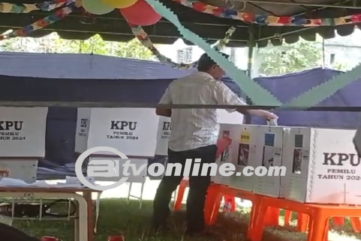 Viral! Caleg DPRK di Aceh Diduga Masukkan Sekantong Surat Suara ke Kotak Suara