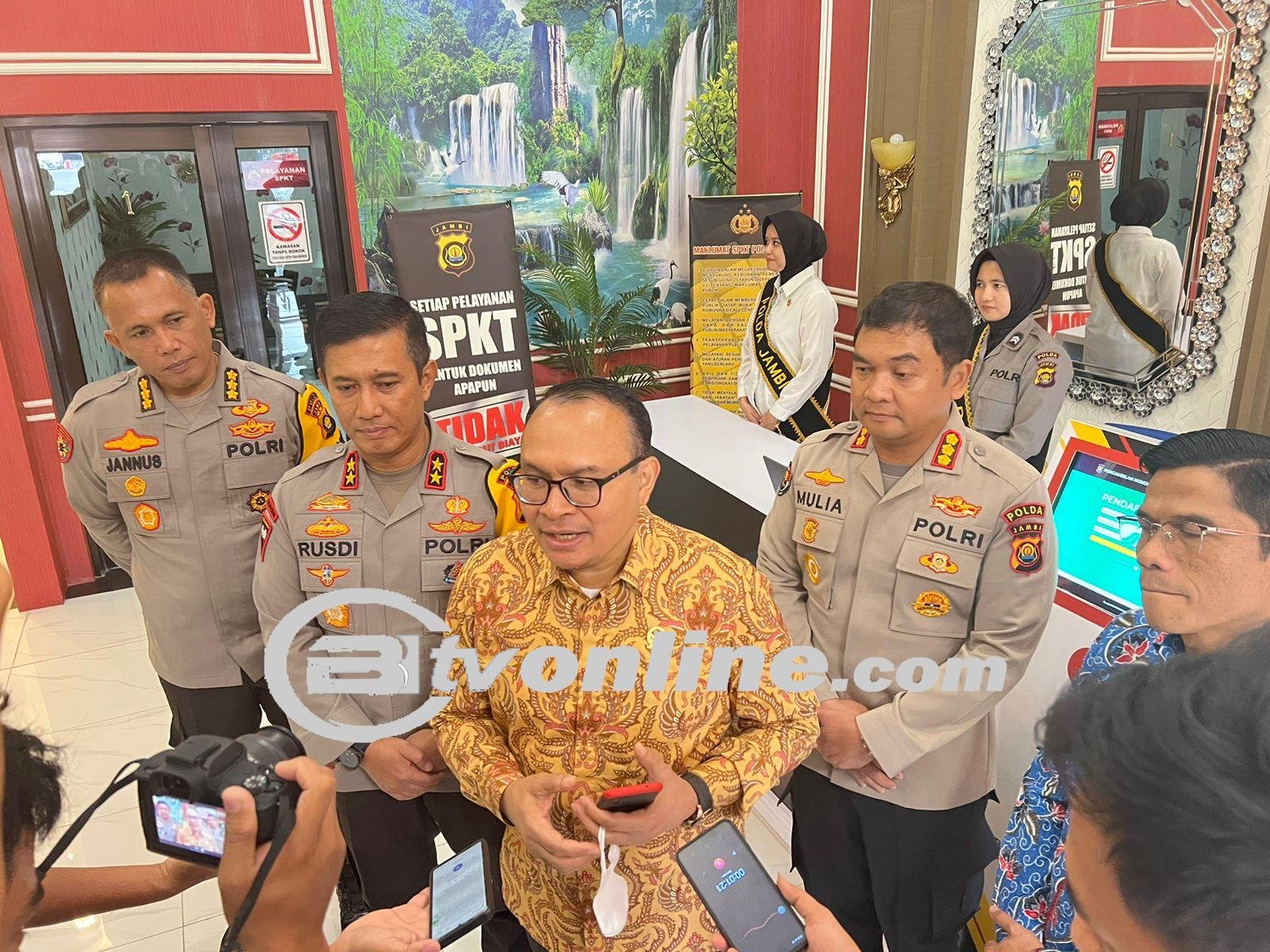 Polda Jambi dan jajarannya terima hasil penilaian Kepatuhan Standar Pelayanan Publik tahun 2023 dari Ombudsman RI