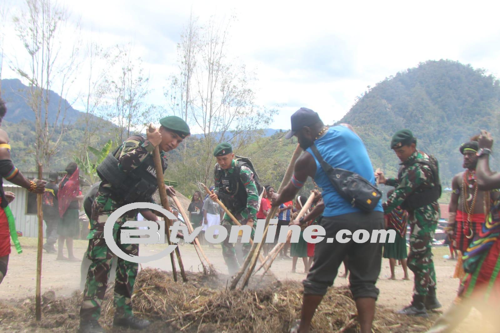 Bakar Batu Sambut Pemilu Damai di Sinak Papua