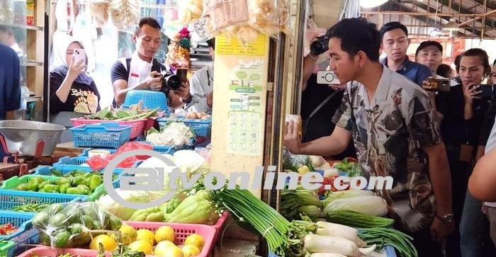 Gibran Sambangi Pasar Cihapit Bandung, Borong Bahan Pokok-Bumbu Dapur