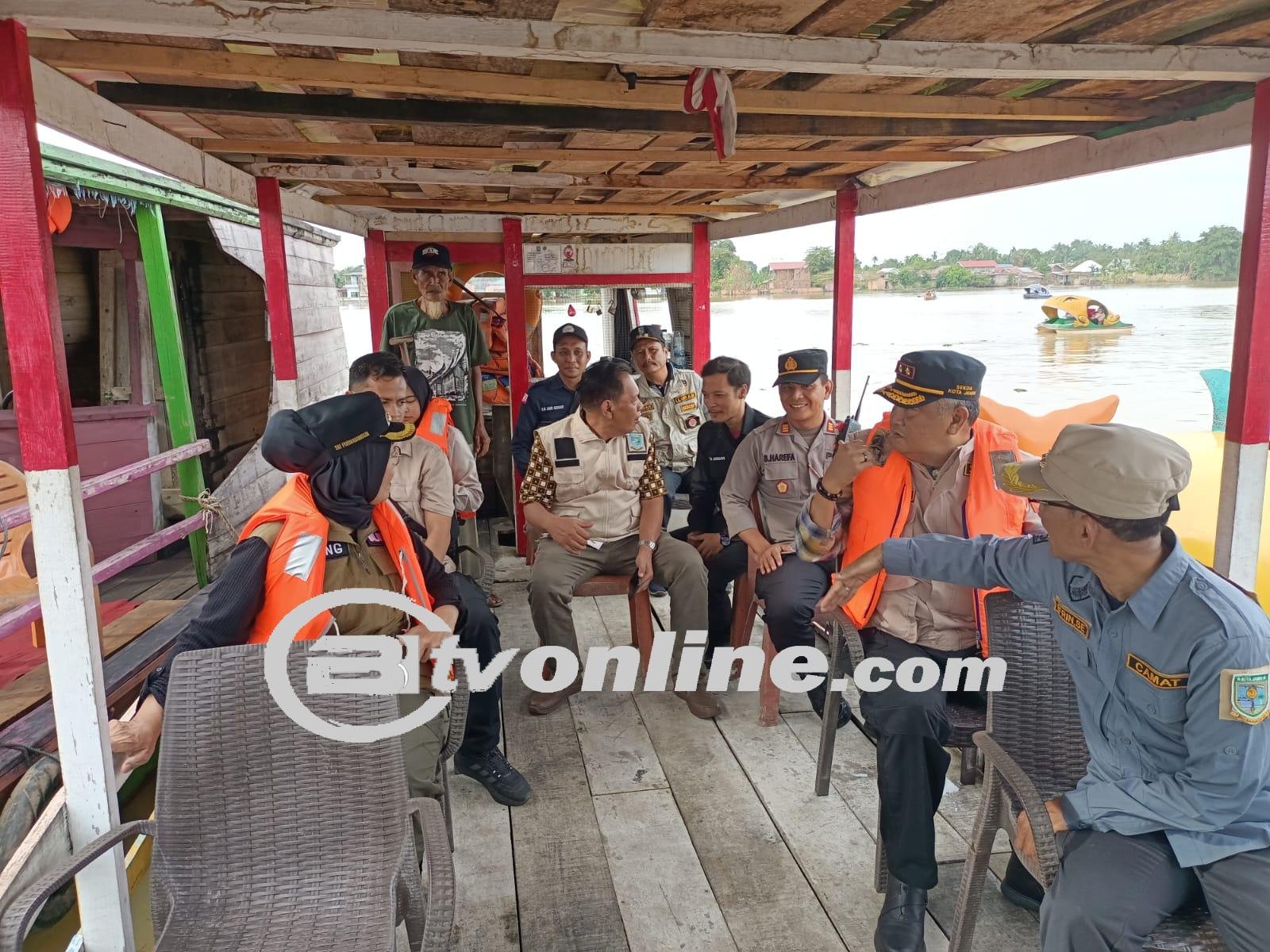 Kapolsek Telanaipura Dampingi Pj. Walikota Jambi dalam Peninjauan Lokasi TPS yang masih Terendam Air (Banjir)