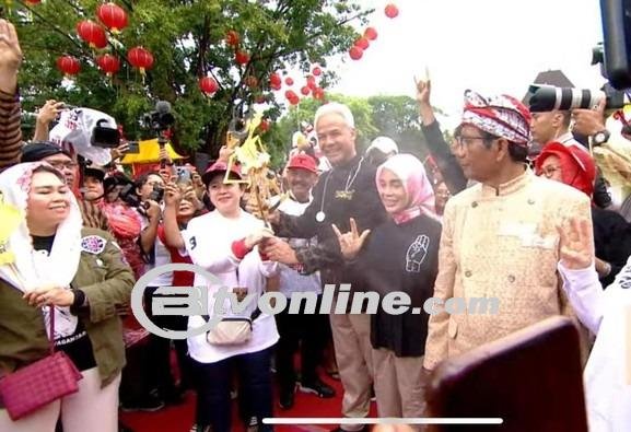 Acara Akbar Penutupan Kampanye, Pasangan Ganjar-Mahfud Terima Wayang di Solo Jawa Tengah