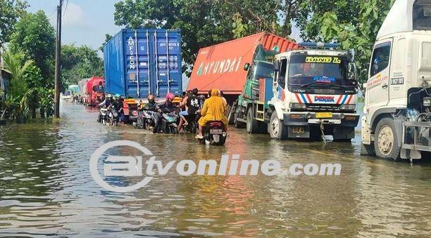 Truk Terperosok di Jalur Alternatif Demak Mengakibatkan Macet Berjam-jam