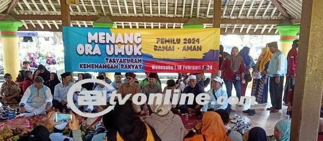 Syukuran! Relawan Prabowo Bawa 22 Tumpeng Keliling Alun-alun Wonosobo