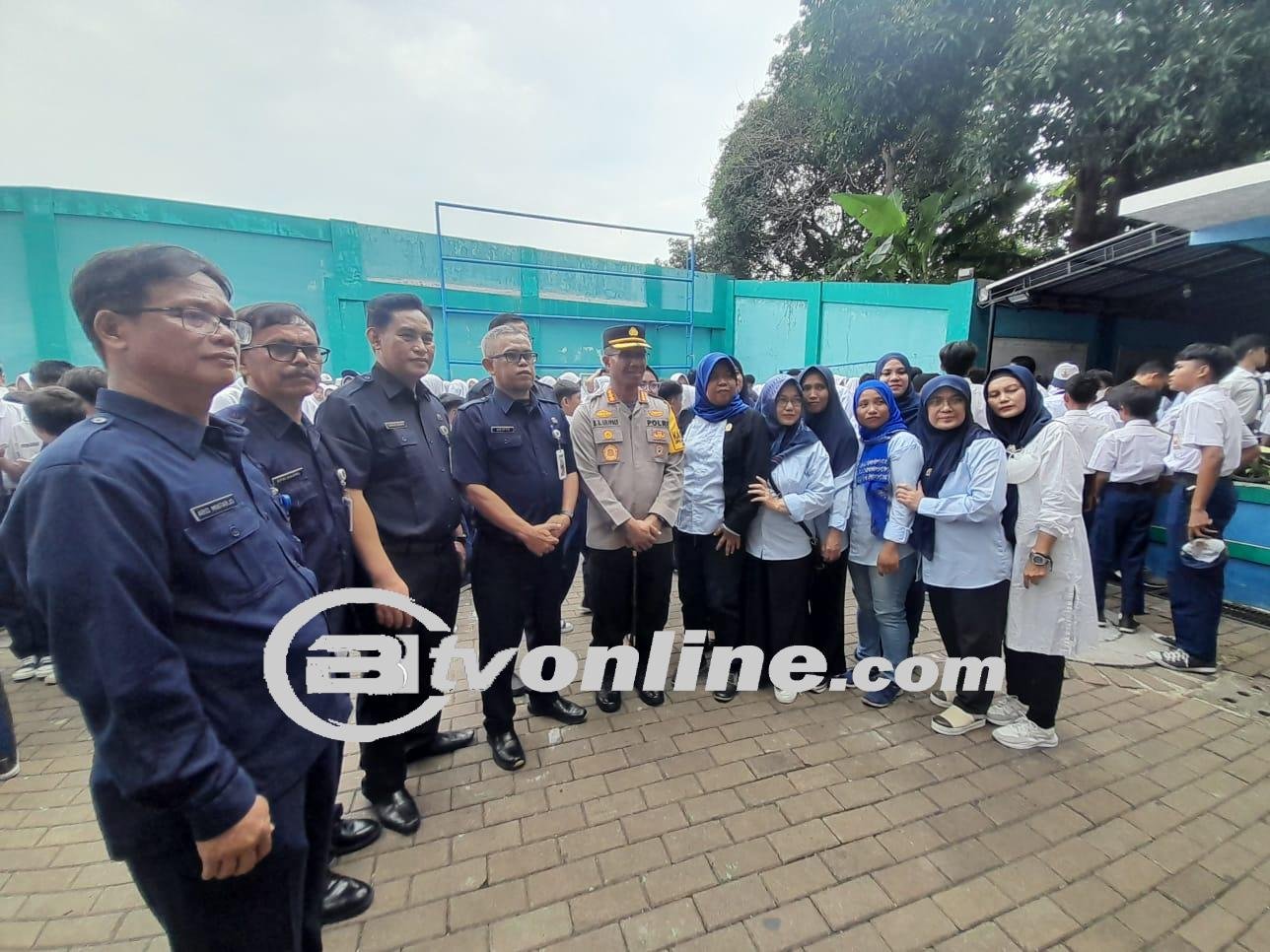 Kapolres Metro Jakarta Timur Kombes Pol Nicolas Ary Lilipaly Berikan Penghargan Kepada Dua Siswi SMPN 246 Jakarta