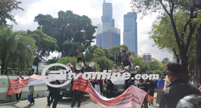 Dualitas Narasi, Ketegangan Massa Demonstran Beraksi Bersama di Sekitar KPU