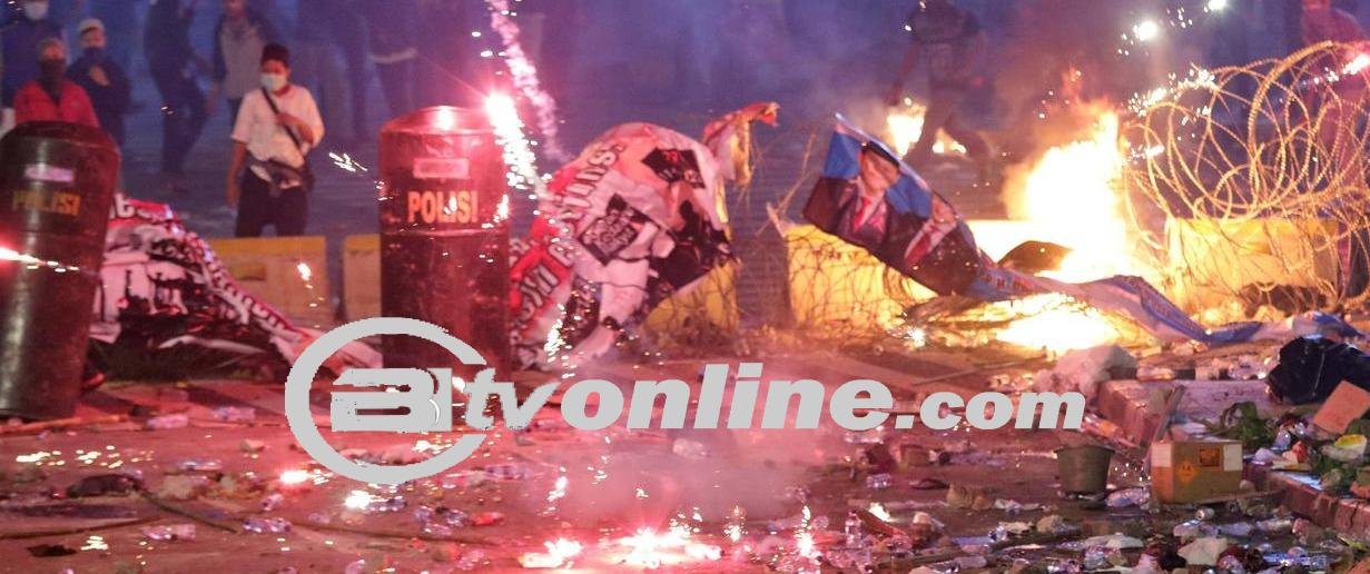 Asap Tebal Penuhi Pekarangan Bawaslu Usai Massa Bakar Replika Keranda dan Ban