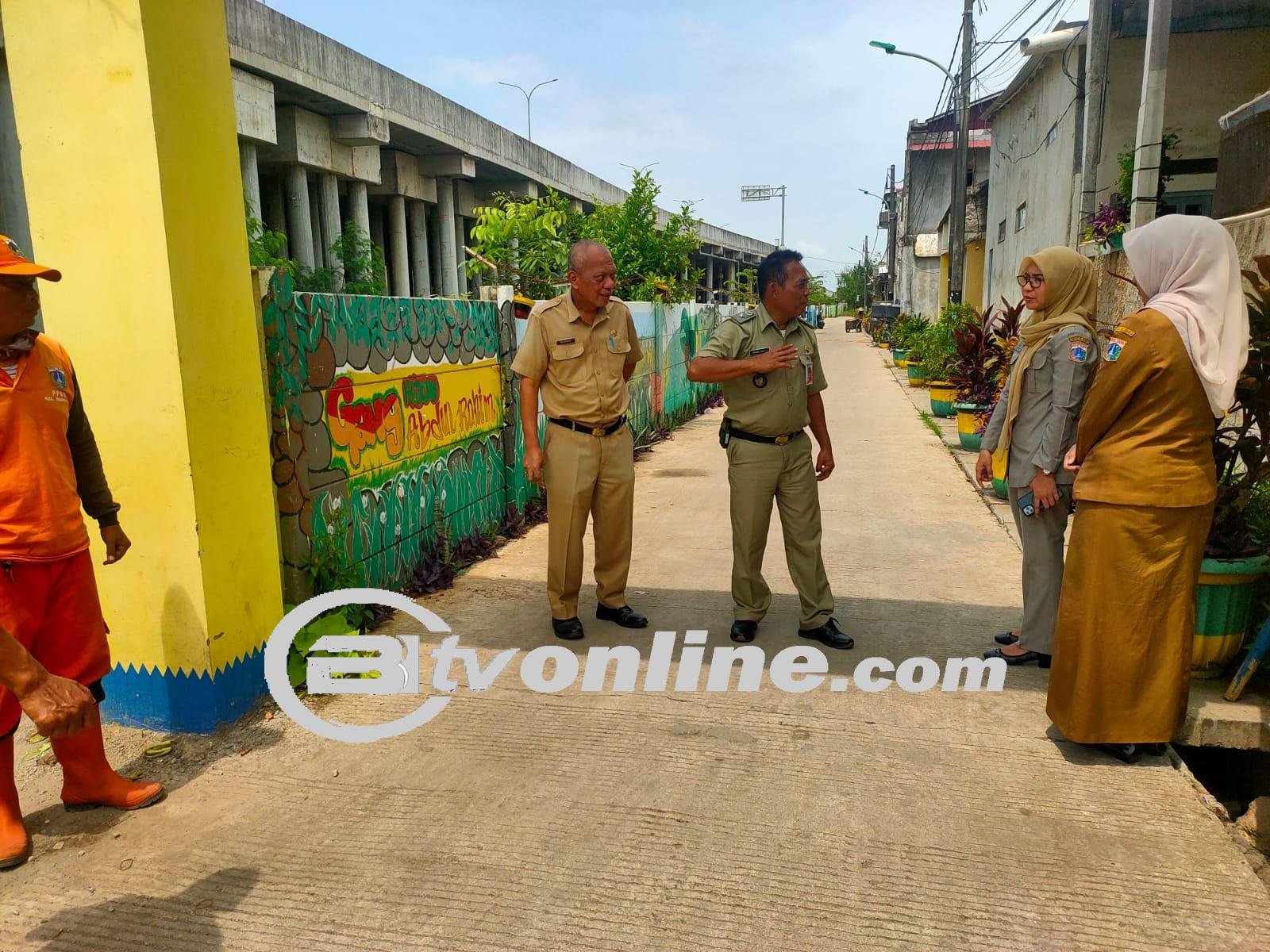 Lurah Marunda Agung Dian Cahyono, Sekretaris Kelurahan Yuliyanto dan staf di wilayah RT 008 RW 004 Kelurahan Marunda