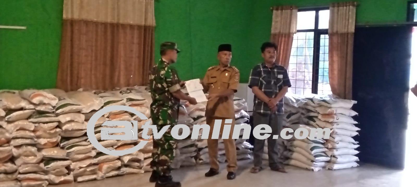 Penyaluran Bantuan Pangan Berupa Beras Kemasan 10 Kg Melalui Pemdes Desa Tapos Kecamatan Tigaraksa Untuk Masyarakat Tapos