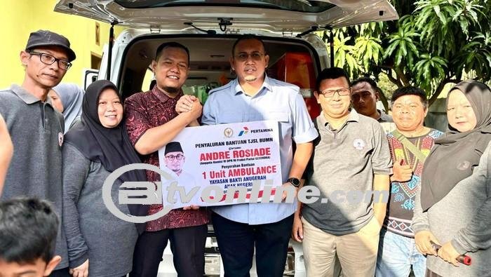 Andre Rosiade Serahkan Ambulans dan Sapa Warga di Kayu Kalek, Sumatera Barat