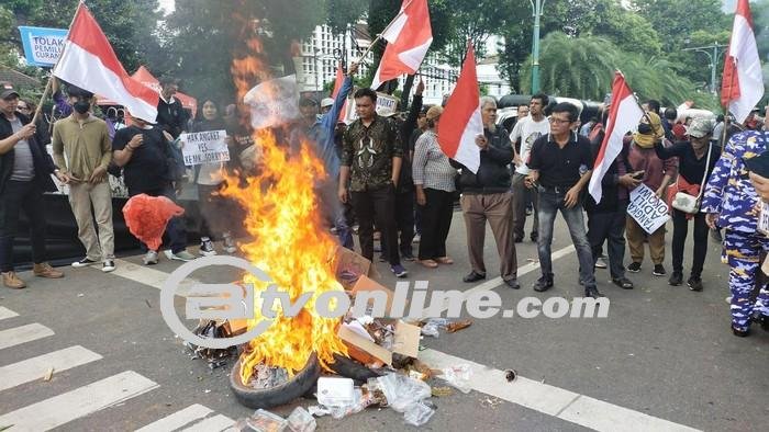 Ratusan Massa Demo Bakar Ban di Depan Kantor KPU RI