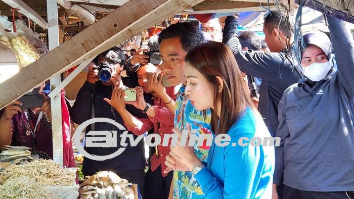 Gibran dan Selvi Blusukan di Pasar Kemiri Depok, Borong Ikan Teri-Bumbu Dapur