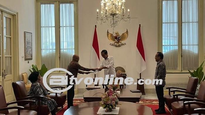 Presiden Jokowi Sambut Undangan Pencoblosan Pemilu 2024 di TPS 10 Jakarta Pusat