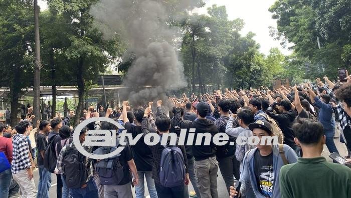 Mahasiswa Universitas Pancasila Yang Demo Blokade Jalan, Lalin Lenteng Agung Macet
