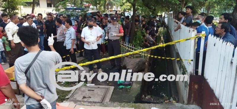 Di Kira Boneka , Mayat Laki-Laki Tanpa Identitas Ditemukan Tersangkut Di Selokan Cakung