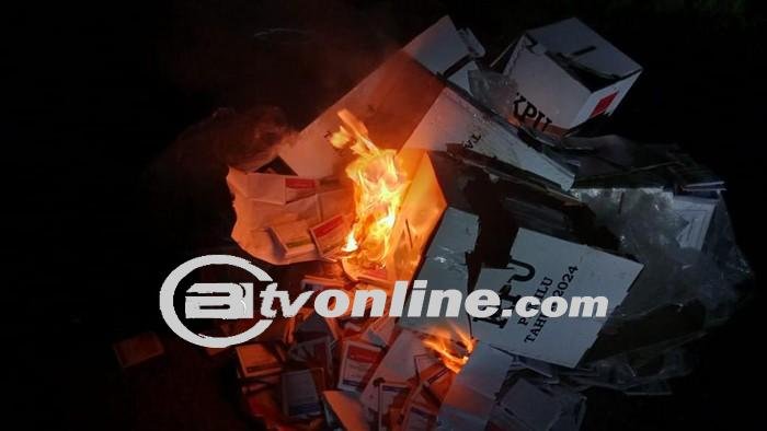 Kerusuhan Hentikan Penghitungan di 34 TPS Bima, Massa Bakar Logistik Hingga Rusak TPS