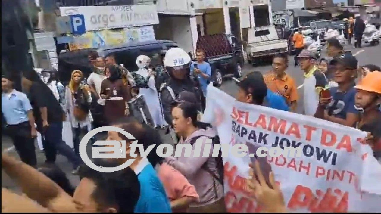 Warga Bentangkan Spanduk ‘Pilih Ganjar’ Saat Jokowi Melintas, Ganjar Buka Suara