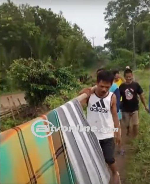 Karena Jalan Rusak, Ibu Hamil Harus Ditandu Dengan Sarung Menuju Bidan Desa