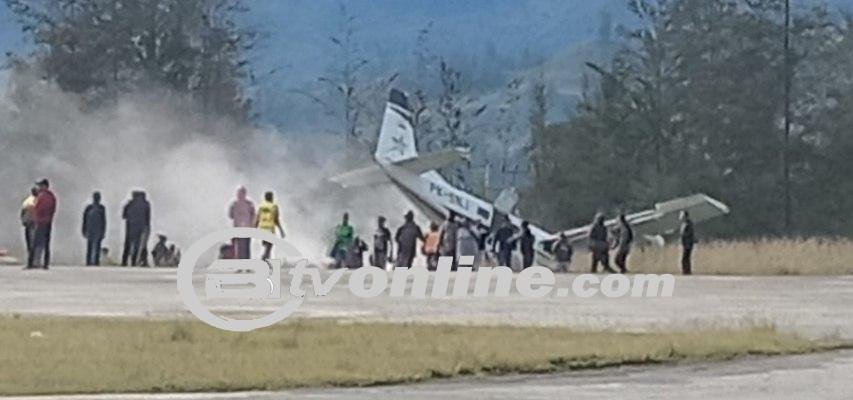 Pesawat Smart Air Tergelincir Dan Terbakar di Bandara Aminggaru Puncak Papua Tengah