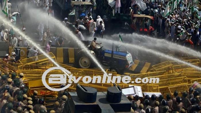 Polisi Tembakkan Gas Air Mata Kepada Massa Petani di India