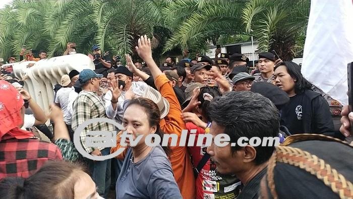 Ricuh! Massa Demonstran Terobos Barikade Polisi di Depan Gedung KPU