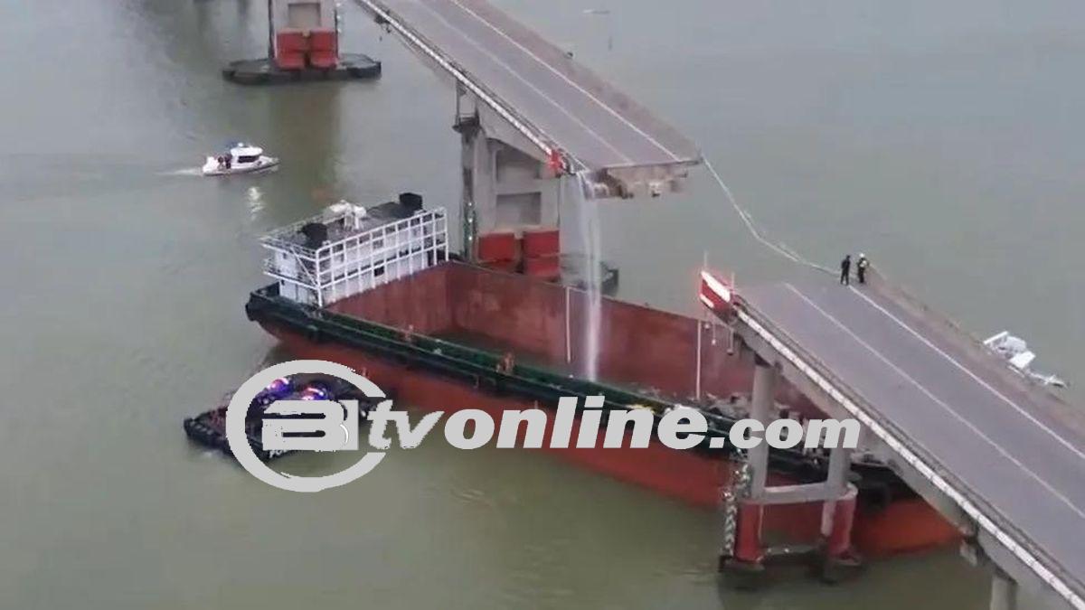 Tragedi Kapal KargoTabrak Jembatan di China Hingga Ambruk, 2 Korban Tewas