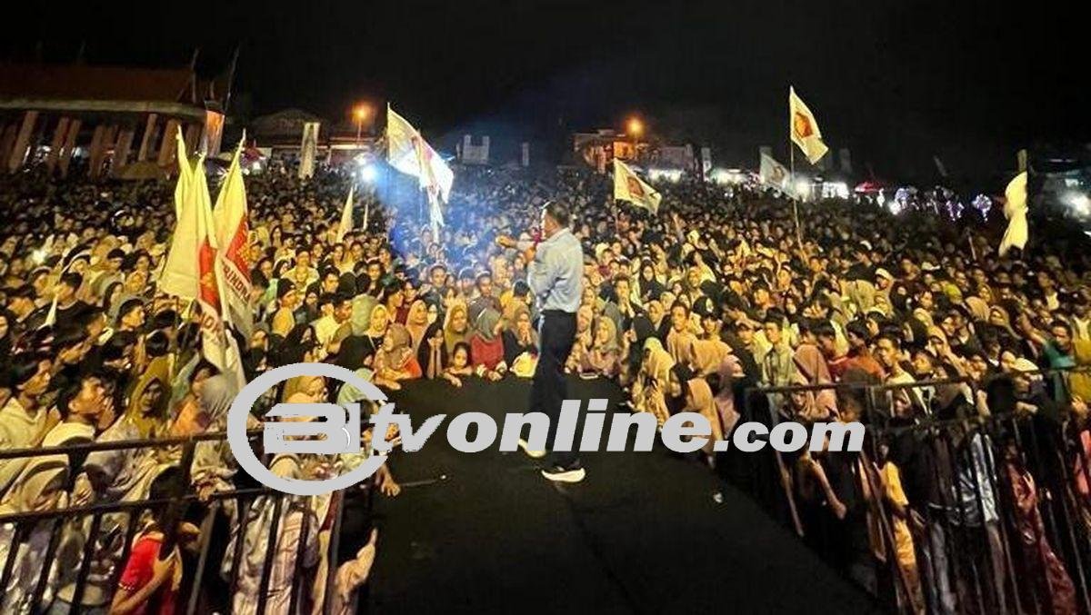 Meski Hujan, Ribuan Orang Hadiri Konser Indonesia Maju Prabowo-Gibran di Kota Solok