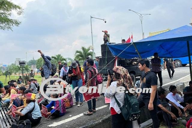  Konflik Masyarakat Adat dan Polisi di Depan Polda Sumut Ricuh