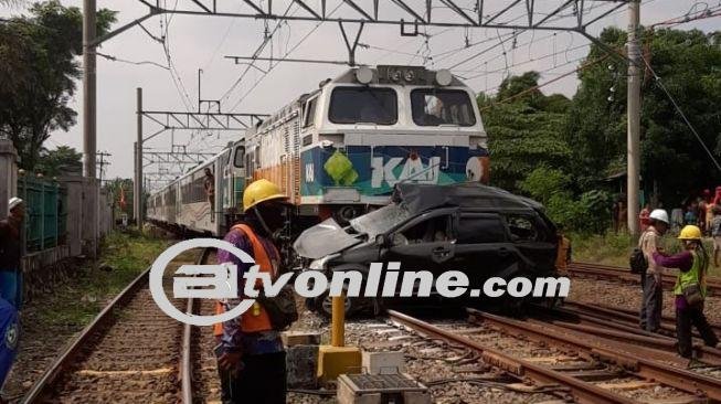 Mobil Tergilas KA: Kecelakaan Mematikan di Perlintasan Sebidang Bekasi Timur