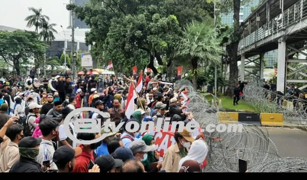 Demo Berujung Kebakaran Ban: Massa Tuntut Keadilan di Depan Polda Metro Jaya