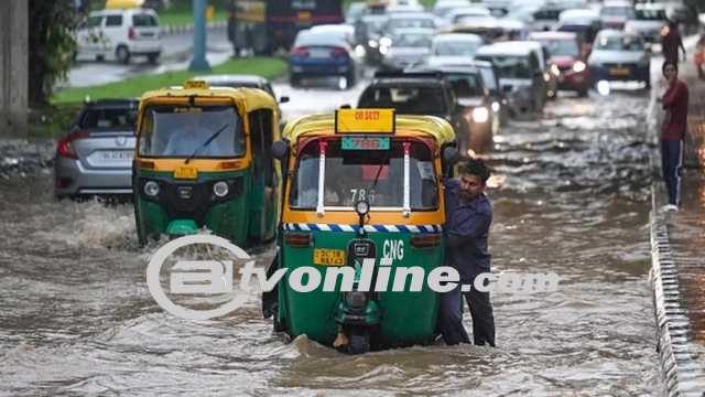 Genangan Air Capai 10 Cm di Jalan Boulevard Barat Kelapa Gading