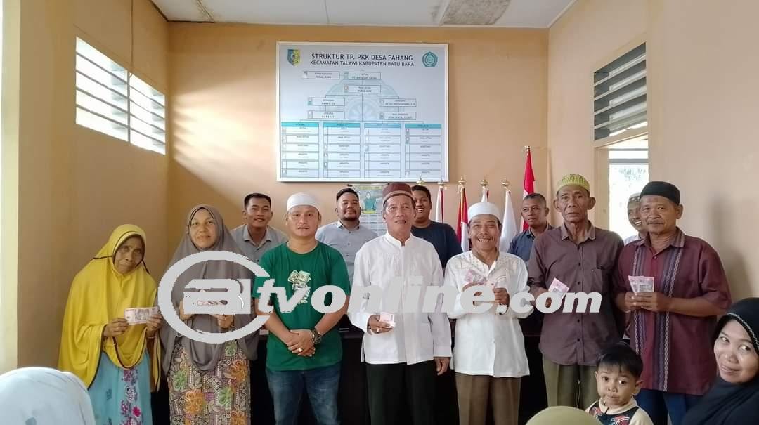 “Kepala Desa Pahang,Faisal Amd Berikan Insentif Kepada Nazir Mesjid, Guru Ngaji,Bilal Mayat dan Penggali Kubur”.