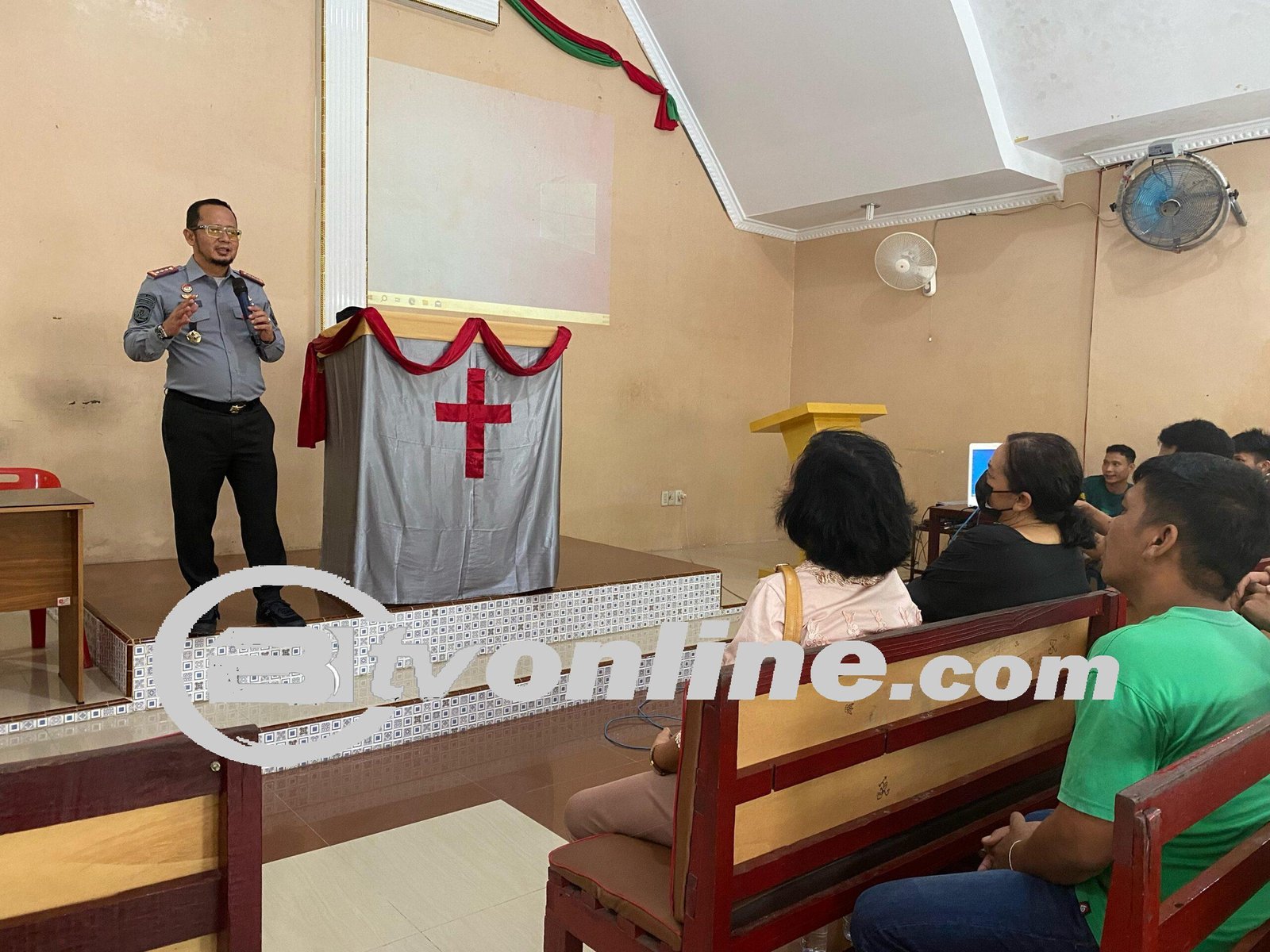 Kalapas Labuhan Ruku Berikan Arahan Kepada WBP Beragama Kristen