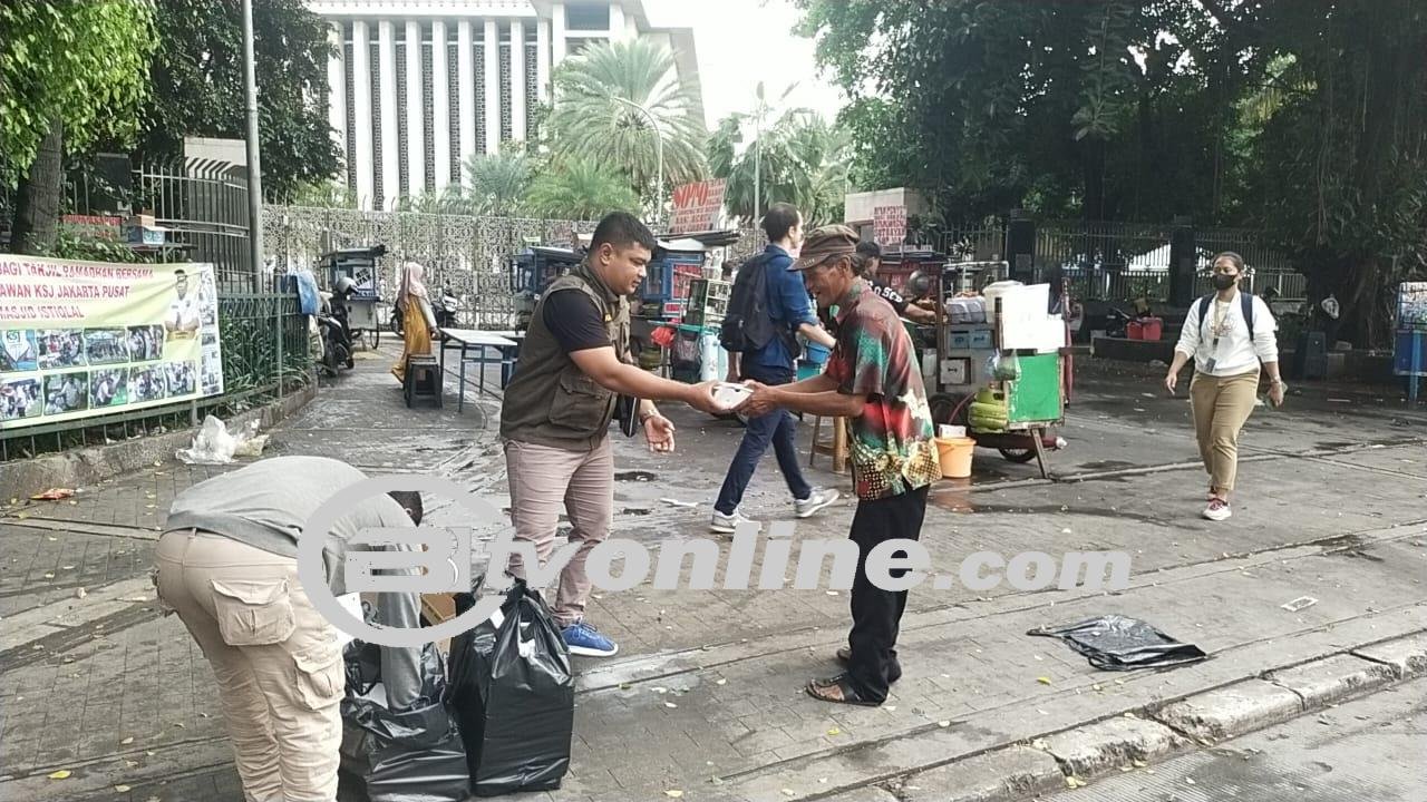 Relawan KSJ Pusat Bagikan Takjil di Depan Masjid Istiqlal Jakarta