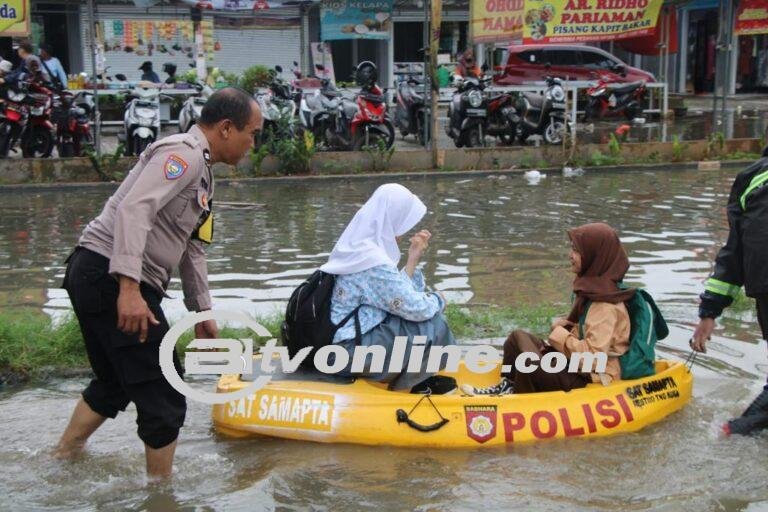 Perumahan Cengkareng Terendam Banjir: Warga Navigasi dengan Perahu Karet