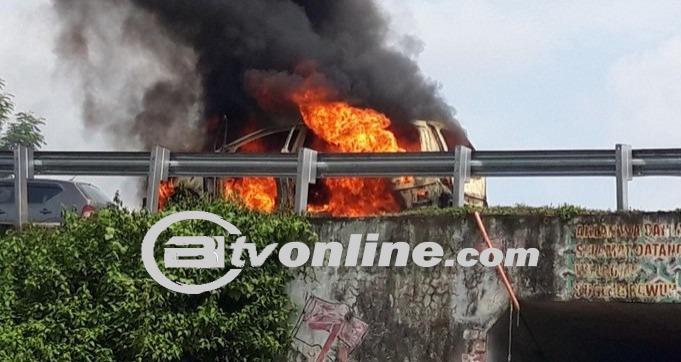 Mobil MPV Ludes Terbakar di Tol Semarang-Solo, Empat Penumpang Selamat Tanpa Luka